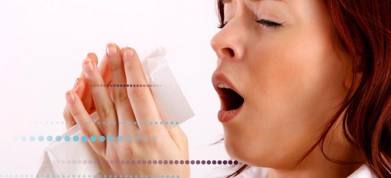 Chica con asma estornudando con un pañuelo