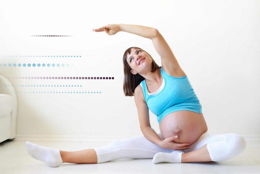 Chica embarazada haciendo ejercicios