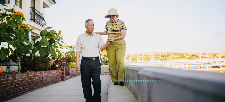 Gente mayor paseando